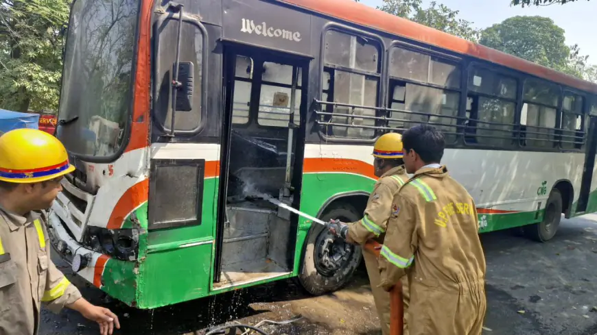 Greater Noida News : यूपी रोडवेज की बस में लगी आग