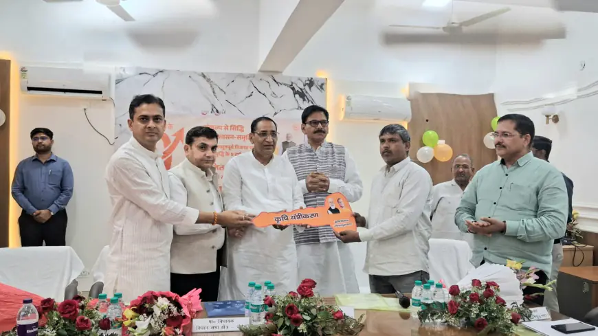 Noida News : प्रदेश सरकार के 9 वर्ष पूर्ण होने पर कलेक्ट्रेट परिसर में लगाई उपलब्धियों की प्रदर्शनी