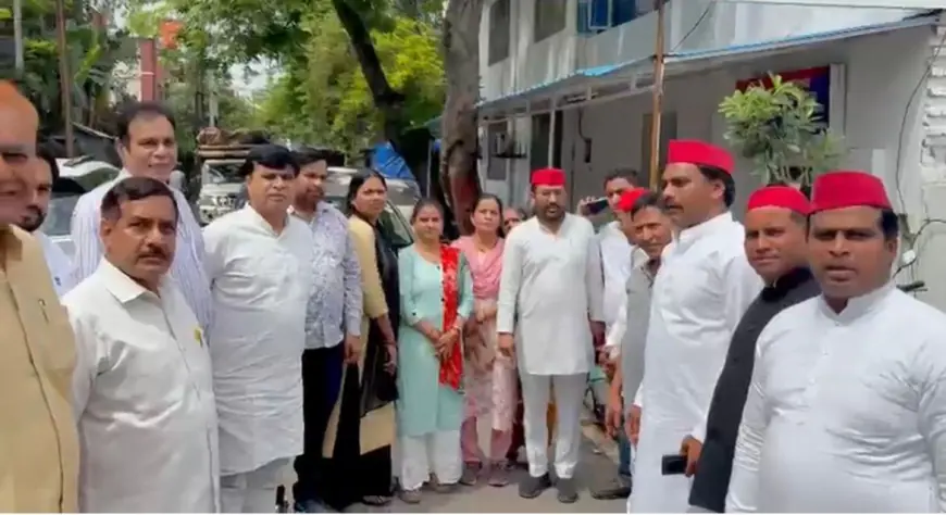 Noida News : सपा प्रमुख के खिलाफ अभद्र टिप्पणी व आपत्तिजनक पोस्ट करने वालों पर कानूनी कार्रवाई की मांग, डीसीपी को सौंपा ज्ञापन