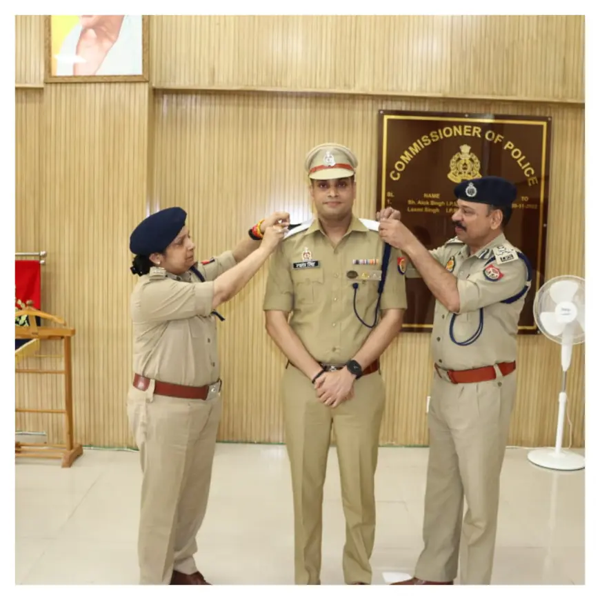 Noida News : पुलिस आयुक्त ने स्वतंत्र कुमार सिंह के कंधे पर लगाया अशोक चिन्ह