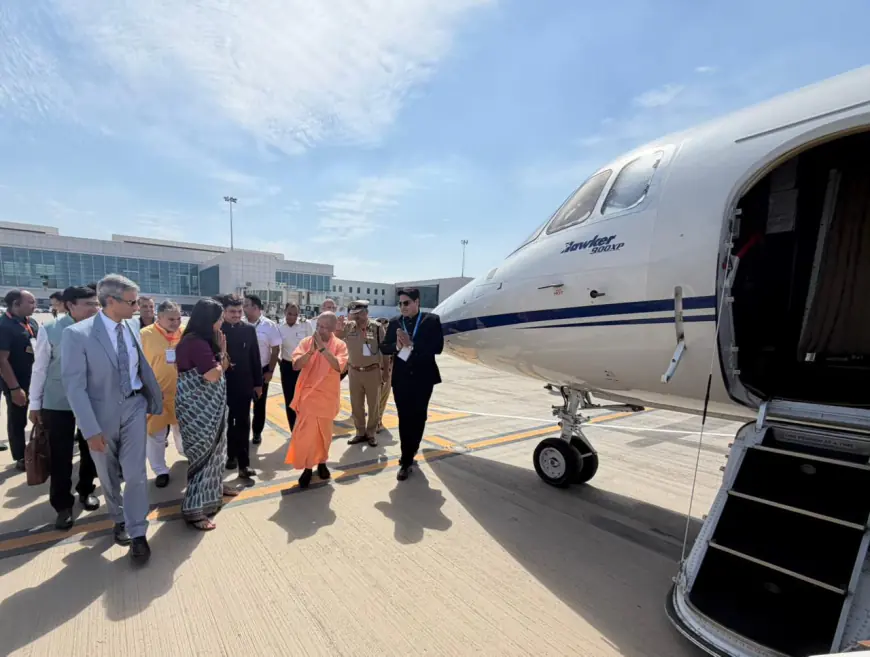 Noida News : जेवर एयरपोर्ट से पहली उड़ान:  राजकीय विमान से सीएम और गवर्नर ने लखनऊ तक की यात्रा