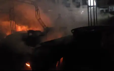 Noida News : टेंट गोदाम में आग, लाखों का सामान जला