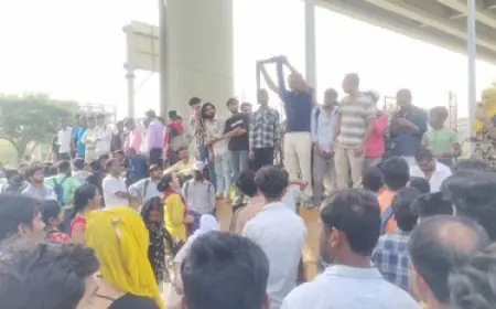 Noida News : विभिन्न मांगों को लेकर  श्रमिकों का धरना प्रदर्शन तीसरे दिन भी रहा जारी