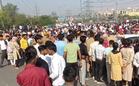 Noida News : वेतन बढ़ाने को लेकर श्रमिकों का उपद्रव,  वाहनों, फैक्ट्रियों में तोड़फोड़ कर आगजनी, दर्जनों हिरासत में