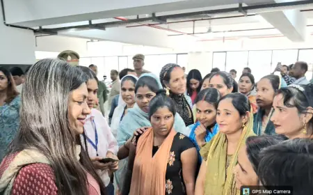 Noida News : जिस कंपनी से फूटी थी श्रमिक आंदोलन की चिंगारी वहां पहुंची डीएम, महिलाओं से किया सीधा संवाद