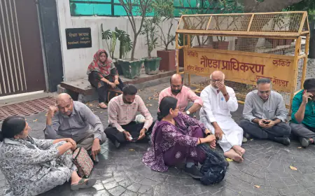 Noida News : डीएम कैंप कार्यालय के बाहर सीपीआई (एम) का डेलिगेशन बैठा धरने पर, दो राज्यसभा सांसद और पोलित ब्यूरो के सदस्य भी शामिल