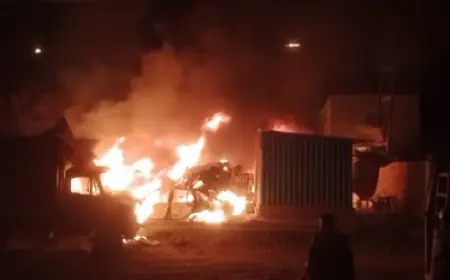 Ghaziabad News : थाना लोनी मे जप्त और सामुदायिक स्वास्थ्य केंद्र में खड़े 35 वाहनों में लगी आग, जलकर हुई खाक