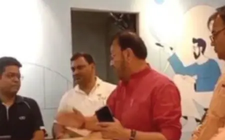 Ghaziabad News : तिलक- कलावा पर प्रतिबंध के बाद शुरू हुआ विवाद, पूर्व महापौर  पहुंचे लेंसकार्ट के शोरूम