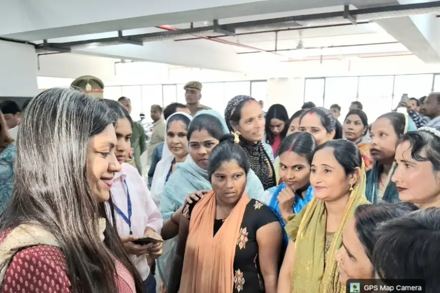Noida News : जिस कंपनी से फूटी थी श्रमिक आंदोलन की चिंगारी वहां पहुंची डीएम, महिलाओं से किया सीधा संवाद