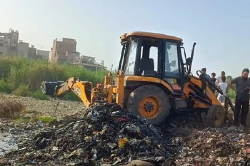 Ghaziabad News : पतंग लूटते हुए 7 वर्षीय छात्र गहरे तालाब में गिरा, एनडीआरएफ, पुलिस और फायर ब्रिगेड तलाश में जुटी