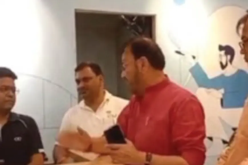 Ghaziabad News : तिलक- कलावा पर प्रतिबंध के बाद शुरू हुआ विवाद, पूर्व महापौर  पहुंचे लेंसकार्ट के शोरूम