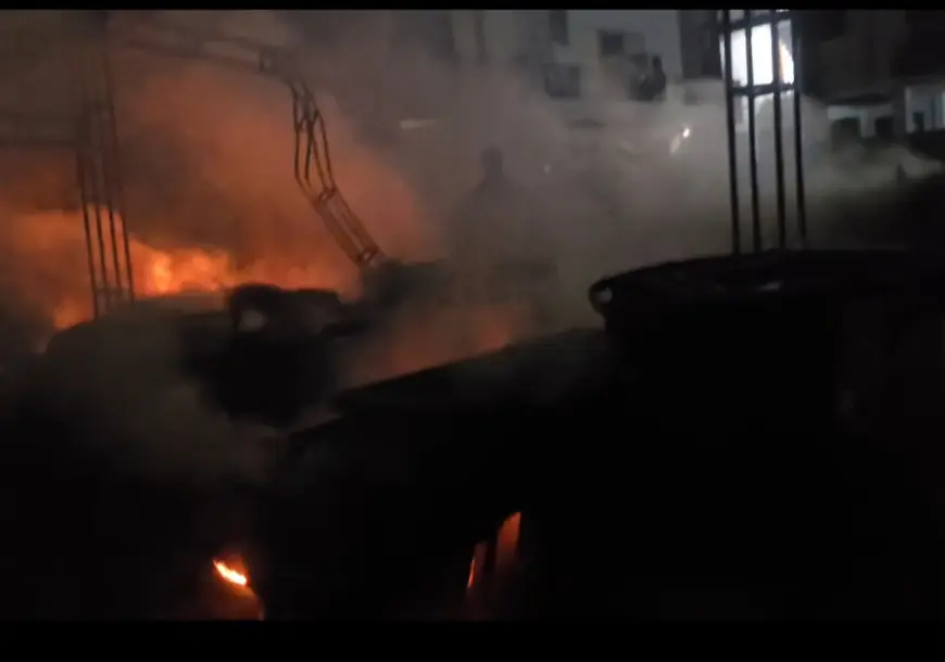 Noida News : टेंट गोदाम में आग, लाखों का सामान जला