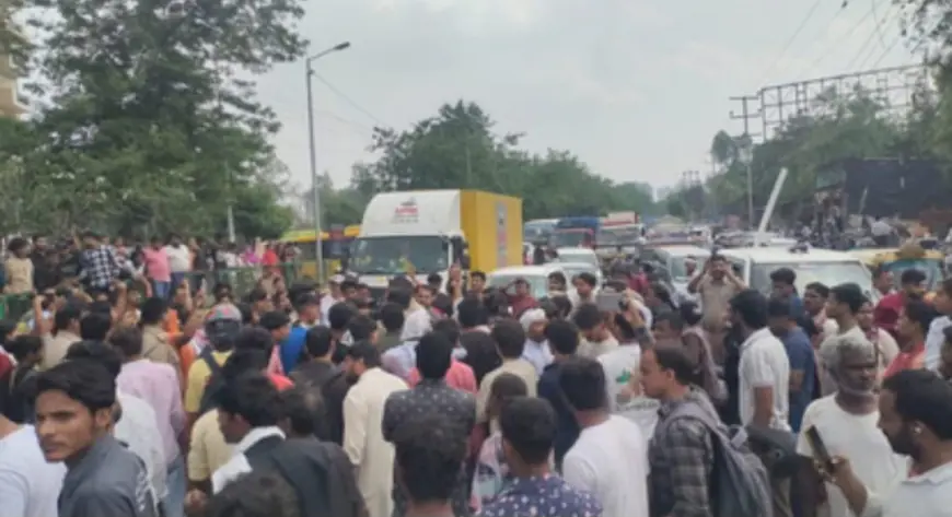 Ghaziabad News : 16 वीं मंजिल से गिरकर युवती की मौत का मामला: परिजनों ने अंतिम संस्कार से किया इनकार, सड़क पर लगाया जाम