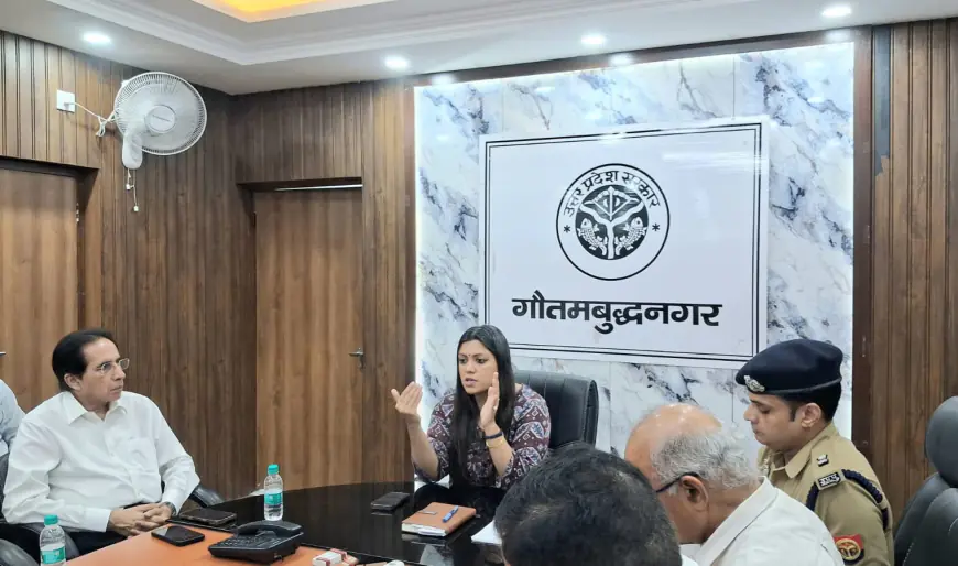 Noida News : श्रमिकों के आंदोलन के मद्देनजर जिलाधिकारी ने की उद्योगपतियों के साथ बैठक