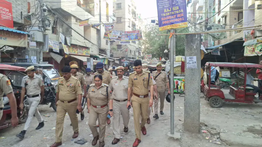 Noida News : हिंसक प्रदर्शन के बाद पटरी पर लौटी नोएडा की औद्योगिक इकाइयां, पुलिस ने किया जगह-जगह फ्लैग मार्च