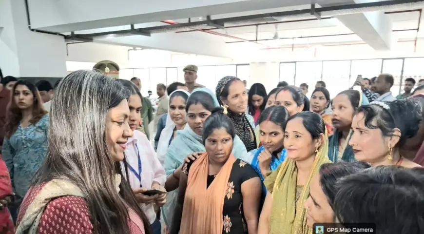 Noida News : जिस कंपनी से फूटी थी श्रमिक आंदोलन की चिंगारी वहां पहुंची डीएम, महिलाओं से किया सीधा संवाद