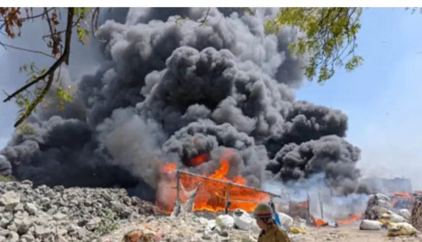 Ghaziabad News : गाजियाबाद की झुग्गी बस्ती में लगी भयंकर आग, 150  झुग्गियां जली, कुछ बच्चों के लापता होने की अफवाह