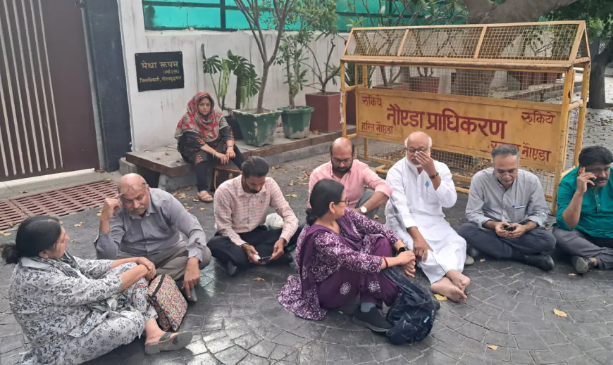 Noida News : डीएम कैंप कार्यालय के बाहर सीपीआई (एम) का डेलिगेशन बैठा धरने पर, दो राज्यसभा सांसद और पोलित ब्यूरो के सदस्य भी शामिल