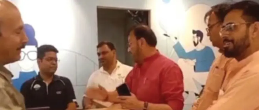 Ghaziabad News : तिलक- कलावा पर प्रतिबंध के बाद शुरू हुआ विवाद, पूर्व महापौर  पहुंचे लेंसकार्ट के शोरूम