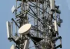 Greater Noida News : मोबाइल फोन के ऊंचे टावर पर चढ़ा युवक