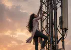 Noida News : मजनू के धोखे से आहत लैला चढ़ी मोबाइल फोन के टावर पर