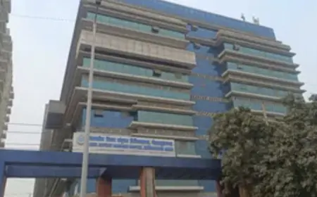 Noida News : तीन महीने से नहीं मिला जिला अस्पताल में काम कर रहे सफाई कर्मियों को वेतन