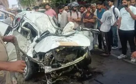 Ghaziabad News : अनियंत्रित कार डिवाइडर से टकराई, शादी से लौट रहे दो युवकों की मौत ,तीन घायल