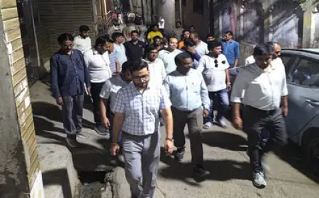 Noida News : बिजली विभाग के अधिकारियों ने देर रात तक किया फ्लैग मार्च
