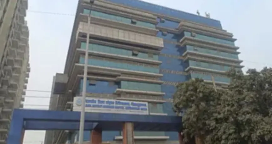 Noida News : तीन महीने से नहीं मिला जिला अस्पताल में काम कर रहे सफाई कर्मियों को वेतन