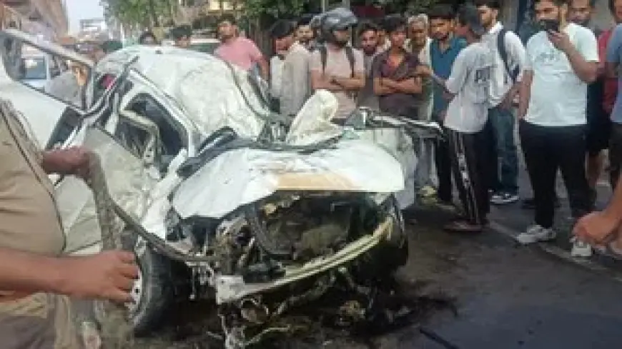 Ghaziabad News : अनियंत्रित कार डिवाइडर से टकराई, शादी से लौट रहे दो युवकों की मौत ,तीन घायल