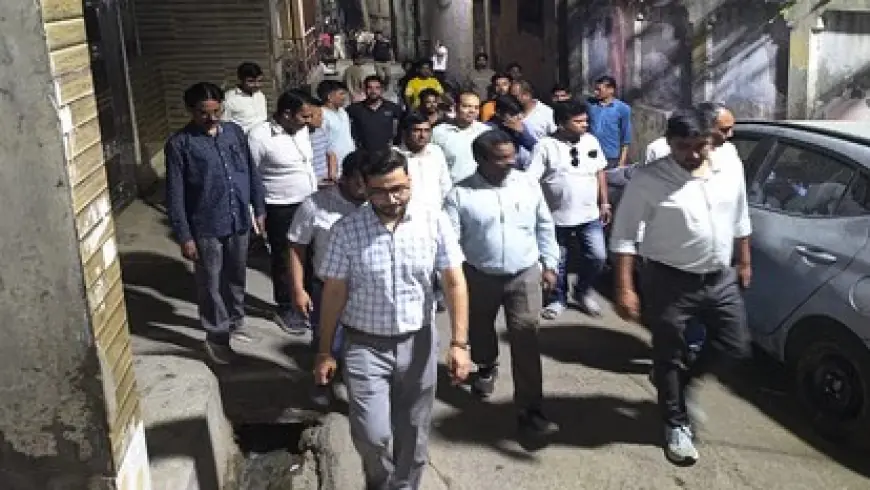 Noida News : बिजली विभाग के अधिकारियों ने देर रात तक किया फ्लैग मार्च