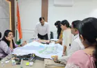 Noida News : लाभार्थी बनकर डीएम ने की बात, दलाल को रंगे हाथों पकड़ा