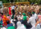 Noida News : किसानों ने घेरा नोएडा विकास प्राधिकरण का दफ्तर
