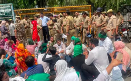 Noida News : किसानों ने घेरा नोएडा विकास प्राधिकरण का दफ्तर