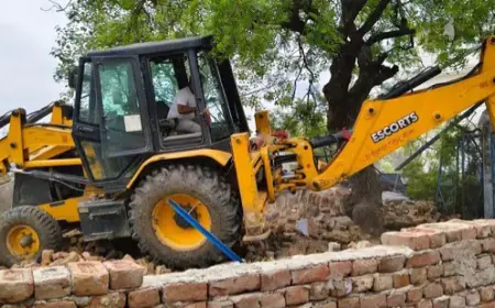 Ghaziabad News : सरकारी जमीन पर बना 20 साल पुराने मदरसे पर चला बुलडोजर