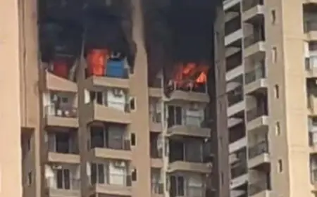 Noida News : एयर कंडीशनर में ब्लास्ट के चलते लगी आग, तीन फ्लैट जले