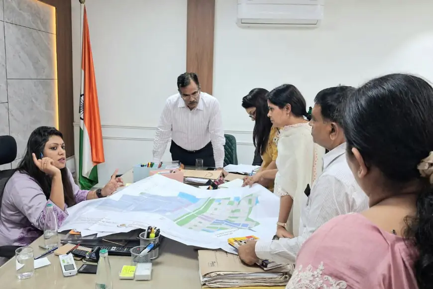 Noida News : लाभार्थी बनकर डीएम ने की बात, दलाल को रंगे हाथों पकड़ा
