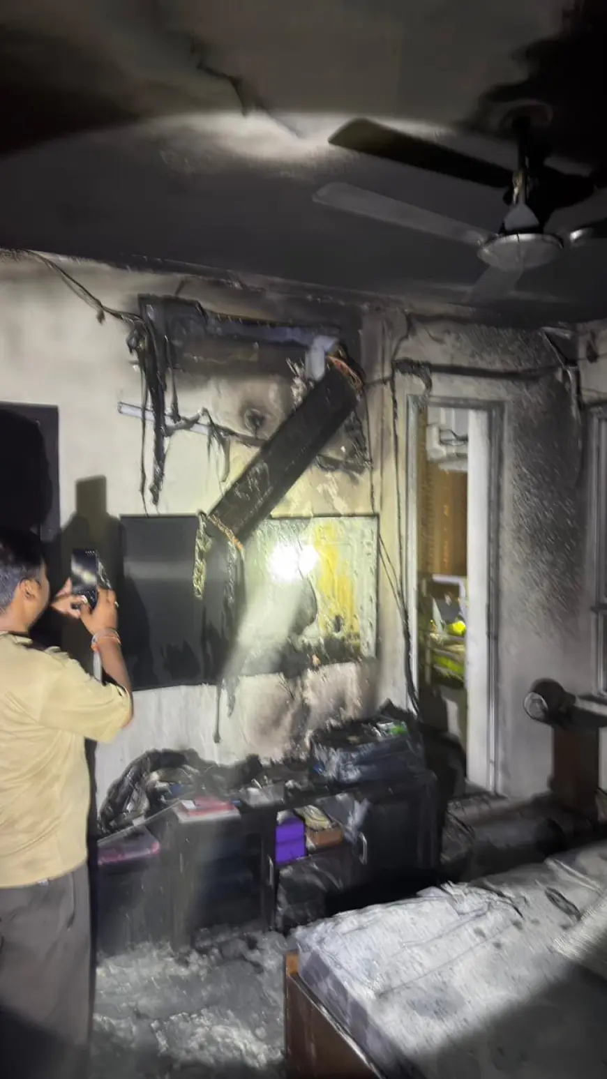 Noida News : एसी की इनडोर यूनिट में ओवरहीटिंग से लगी आग