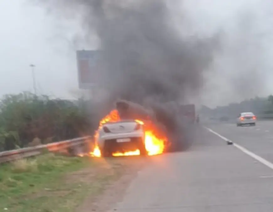 Greater Noida News : यमुना एक्सप्रेसवे पर चलती हुई जैगुआर कार में लगी आग, चार लोगों ने कूदकर बचाई जान