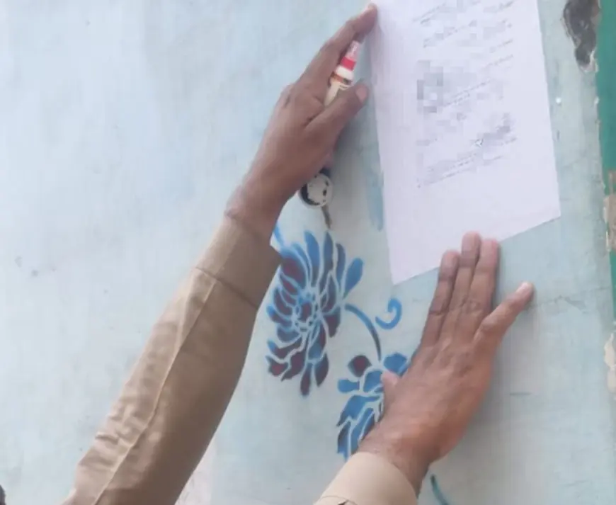 Dadri News : अट्ठारह वर्ष पहले रेलवे फाटक तोड़ने के मामले में ट्रक चालक के घर पर कुर्की का चस्पा