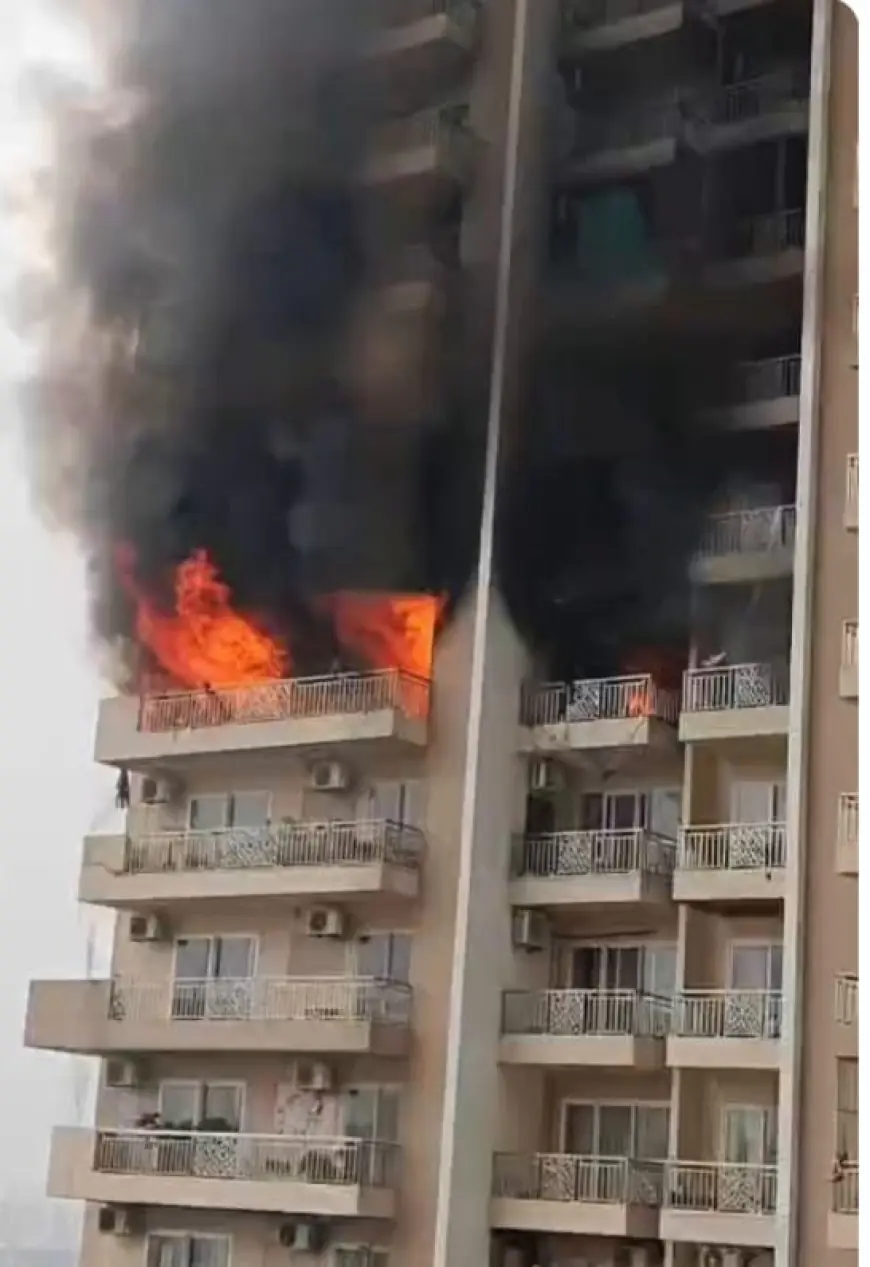 Noida News : एयर कंडीशनर में ब्लास्ट के चलते फ्लैट में लगी भयंकर आग, सोसाइटी में हड़कंप