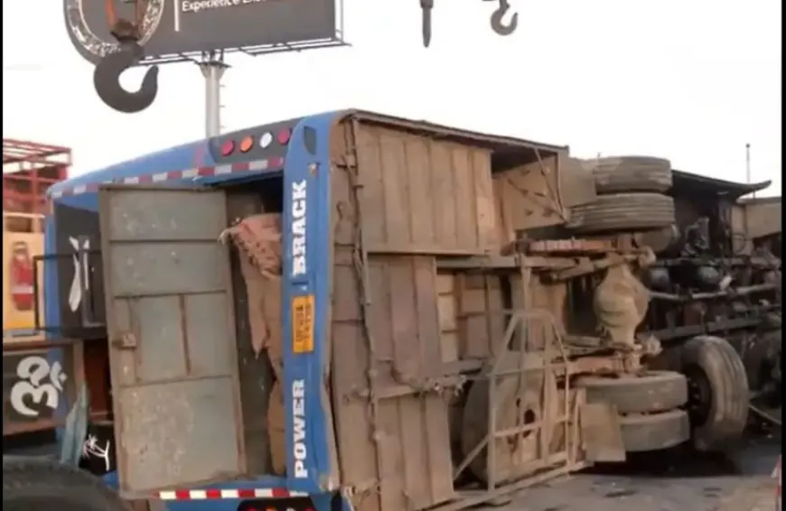 Noida News : फर्रुखाबाद से दिल्ली जा रही स्लीपर बस अनियंत्रित होकर पलटी, 17 यात्री हुए घायल