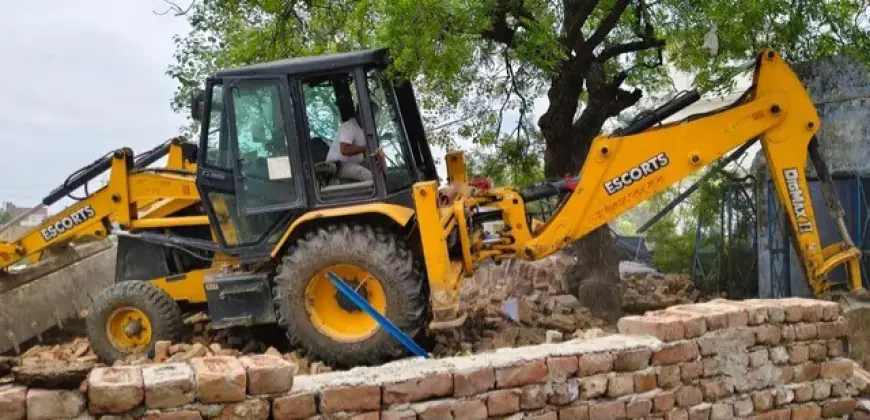 Ghaziabad News : सरकारी जमीन पर बना 20 साल पुराने मदरसे पर चला बुलडोजर