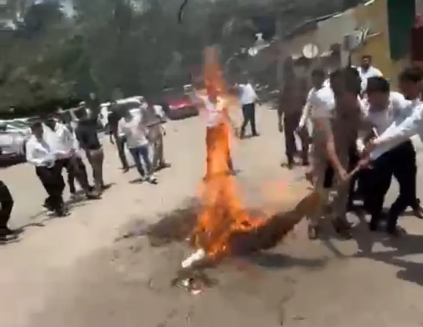 Noida News : ई- पंजीकरण  व्यवस्था के विरोध में अधिवक्ताओं ने फूंका उत्तर प्रदेश के स्टांप एवं पंजीयन मंत्री का पुतला