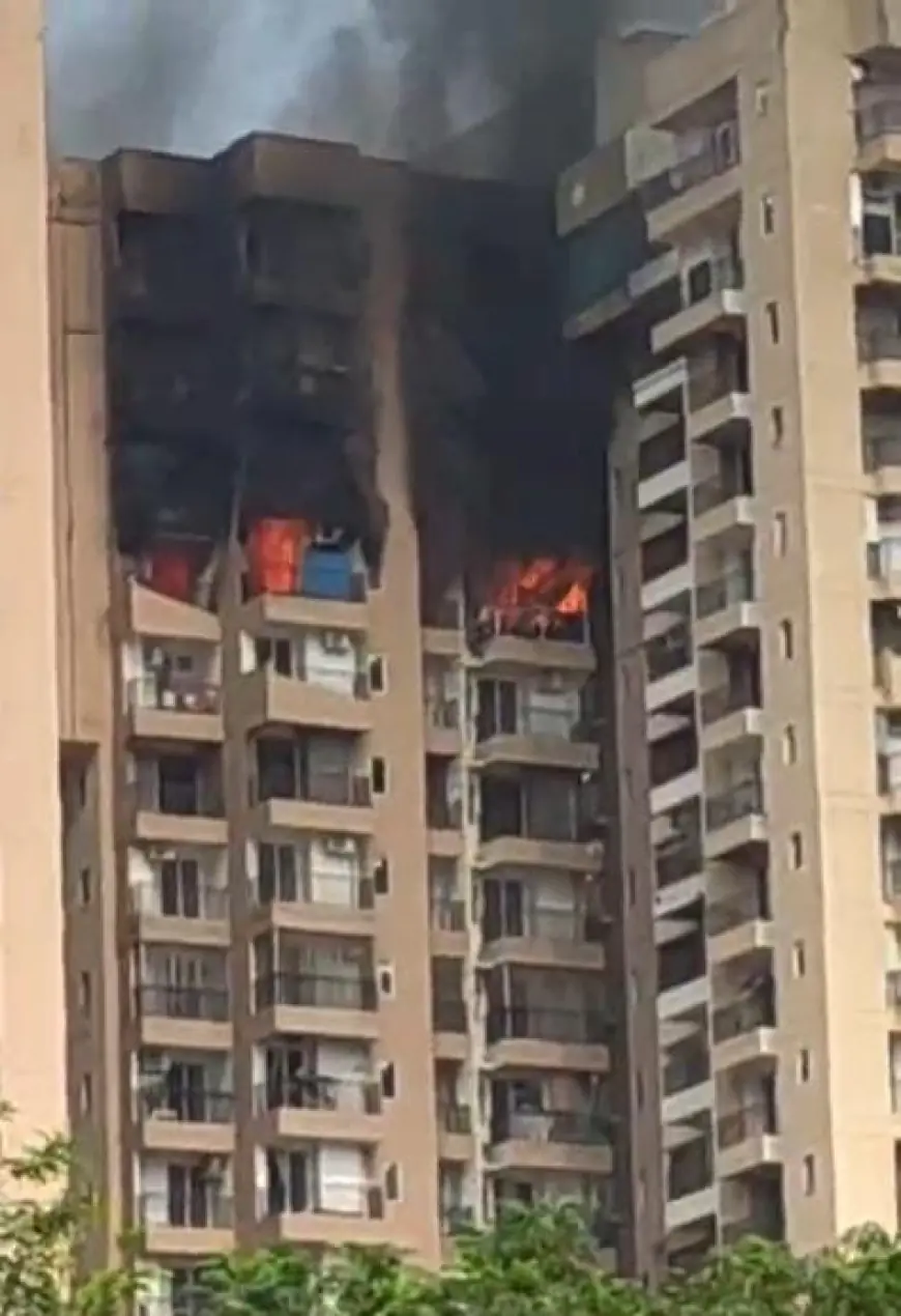 Noida News : एयर कंडीशनर में ब्लास्ट के चलते लगी आग, तीन फ्लैट जले