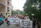 Noida News : नोएडा में आम्रपाली प्रिंसली एस्टेट में अवैध अतिक्रमण के विरोध में कैंडल मार्च, कॉमन एरिया खाली कराने की मांग