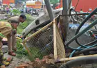 Greater Noida News : अनियंत्रित ट्रोला बिजली के ट्रांसफार्मर से टकराकर नाले में गिरा, शरीर  मे सरिया घुसने से चालक की मौत
