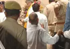 Noida News :  व्यापारी कल्याण दिवस के कार्यक्रम में बैंक्विट हॉल की लिफ्ट टूटकर गिरी, कई बड़े व्यापारी और भाजपा नेता फंसे, मुकदमा दर्ज