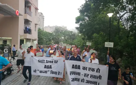 Noida News : नोएडा में आम्रपाली प्रिंसली एस्टेट में अवैध अतिक्रमण के विरोध में कैंडल मार्च, कॉमन एरिया खाली कराने की मांग