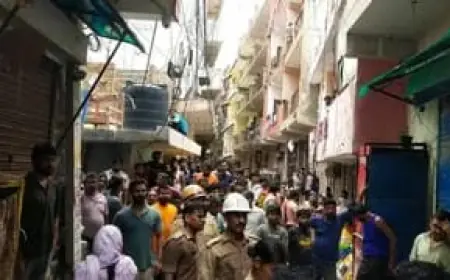 Noida News : इलेक्ट्रिक वाहन चार्जिंग के दौरान स्पार्किंग से लगी आग, धुएं की चपेट में आकर महिला समेत दो की मौत